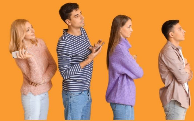 5 študentov čaka v vrsti